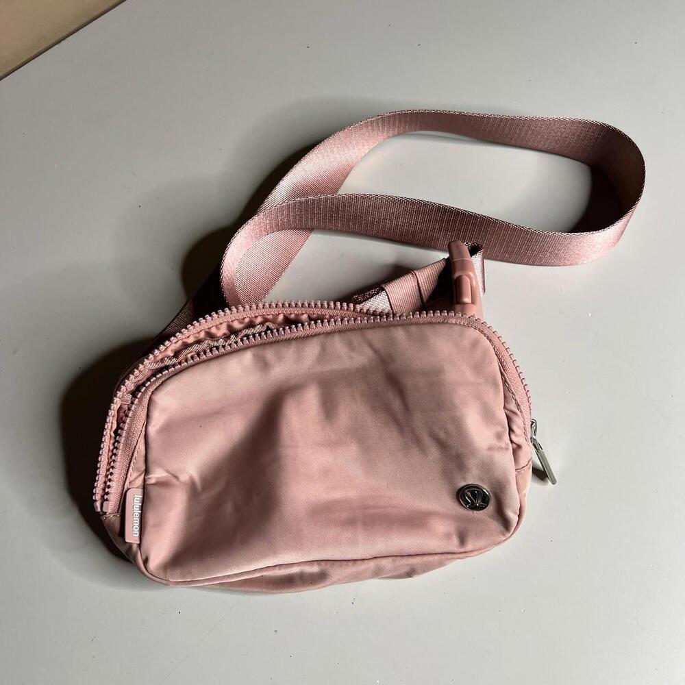 Lululemon Everywhere Belt Bag Womens‎ Small Pink Nylon Zip Fanny Pack Crossbody